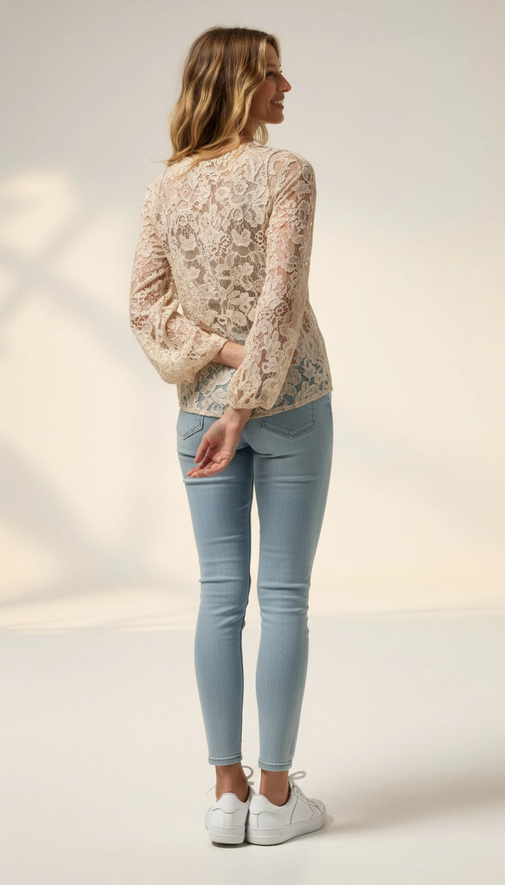 Kiki – Unieke Blouse met Kantdetails