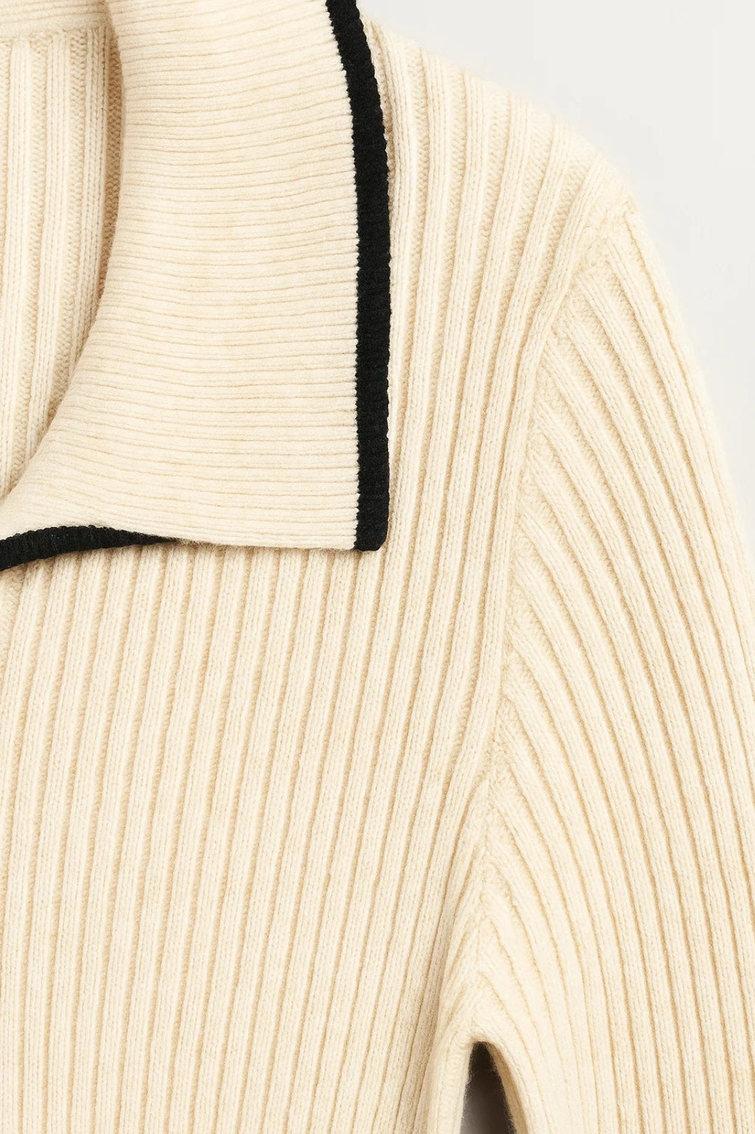 Lange ribgebreide jurk | Contrasterende kraag | Elegant en aansluitend