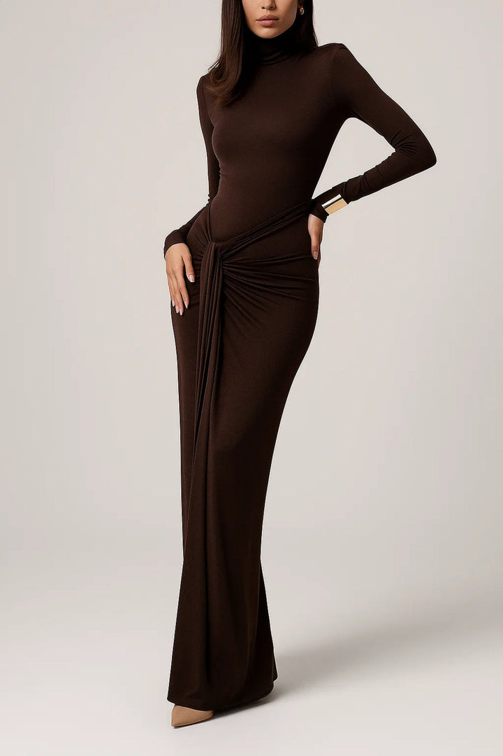 Lange aansluitende jurk met hoge kraag | Lange mouwen | Gedrapeerde zijsplit