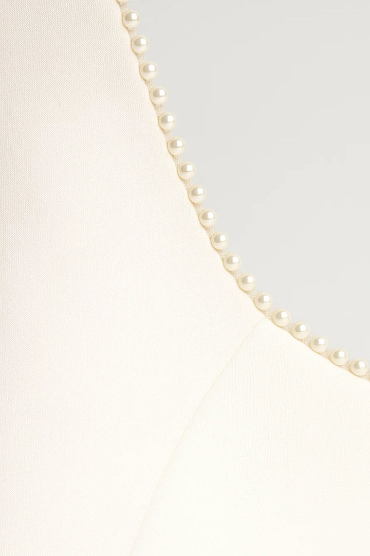 Lange elegante jurk met versierde halslijn en strik aan de achterkant