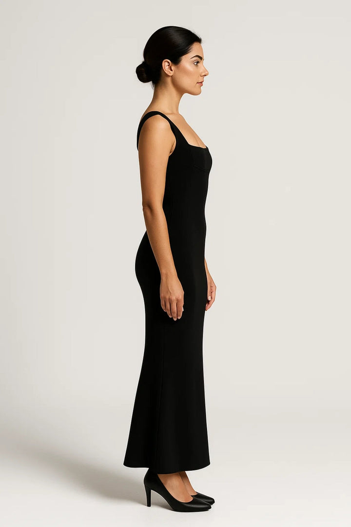 Lange aansluitende jurk met brede bandjes en vierkante halslijn