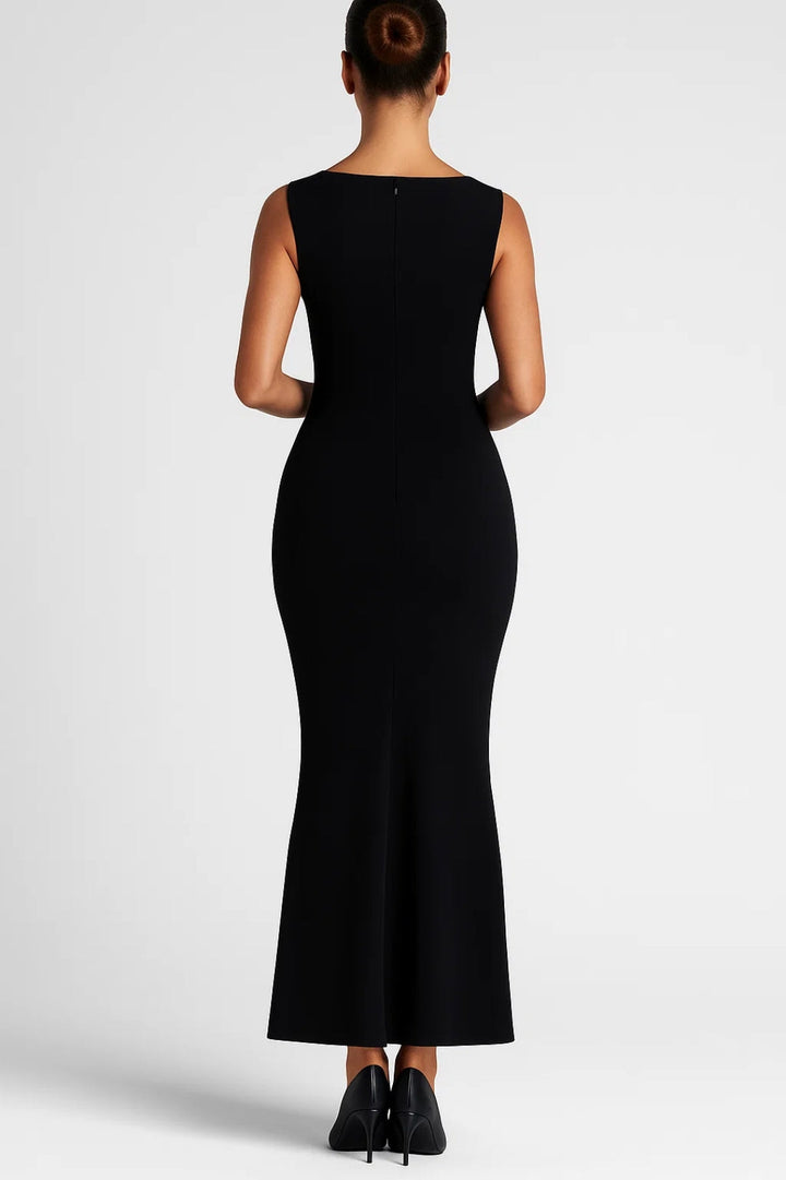 Lange aansluitende jurk met brede bandjes en vierkante halslijn