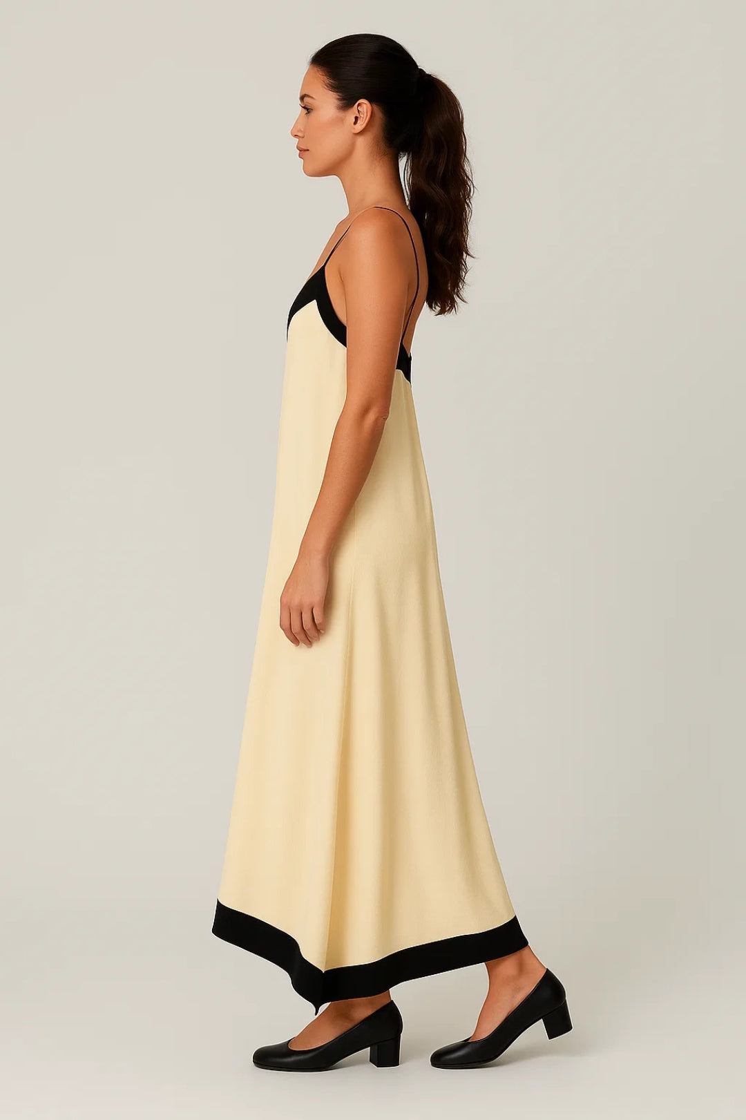 Lange uitlopende jurk met dunne bandjes | Contrasterende details | V-hals
