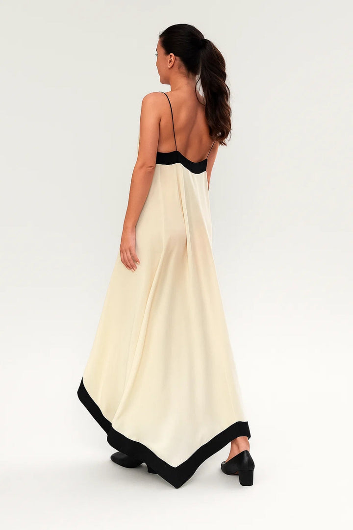 Lange uitlopende jurk met dunne bandjes | Contrasterende details | V-hals