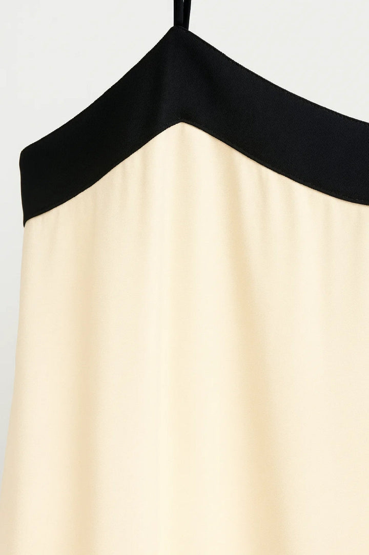 Lange uitlopende jurk met dunne bandjes | Contrasterende details | V-hals