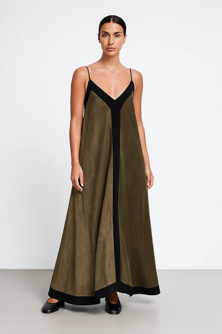 Lange uitlopende jurk met dunne bandjes | Contrasterende details | V-hals