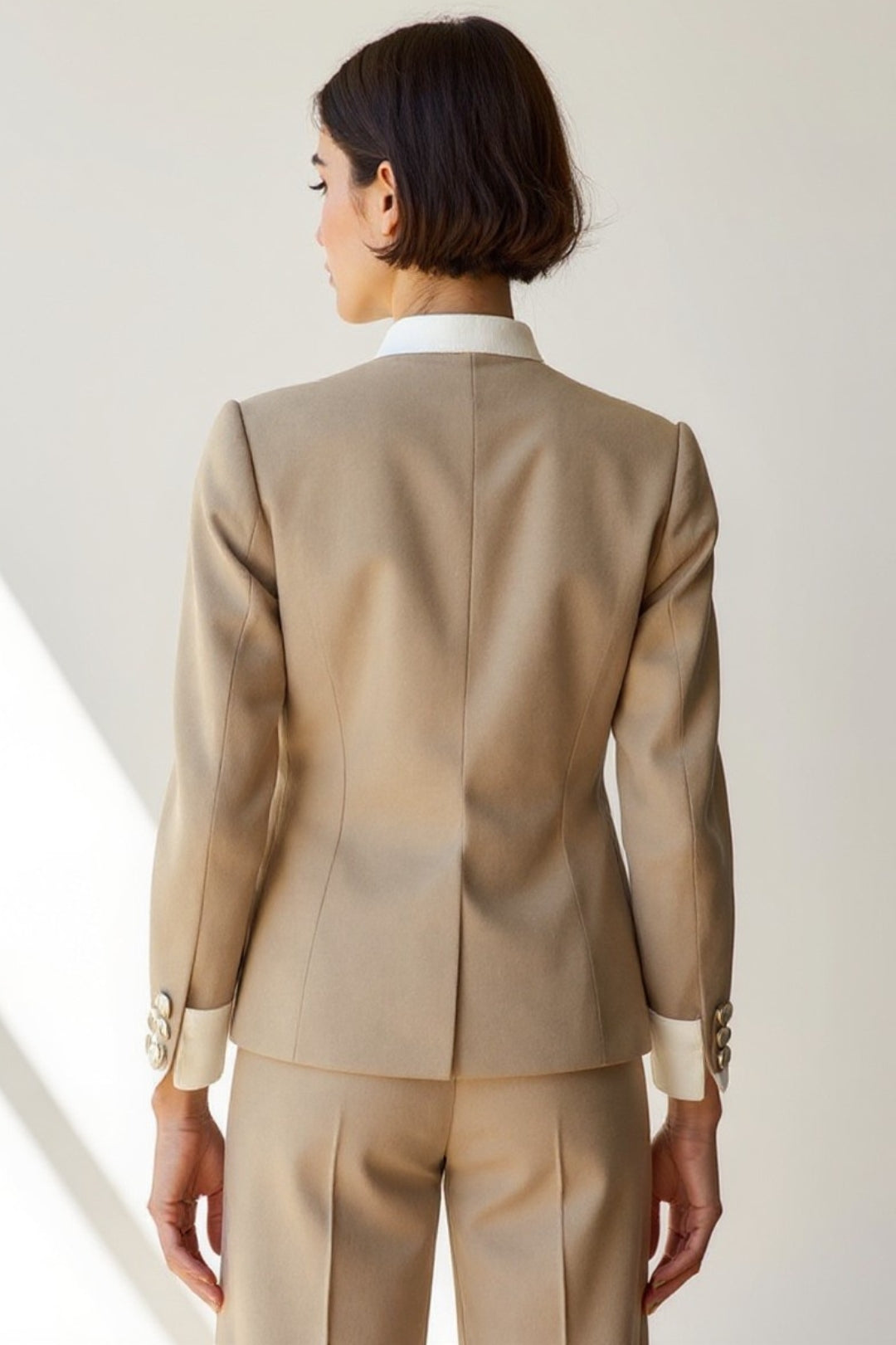 Beige blazer met witte details | Moderne elegantie