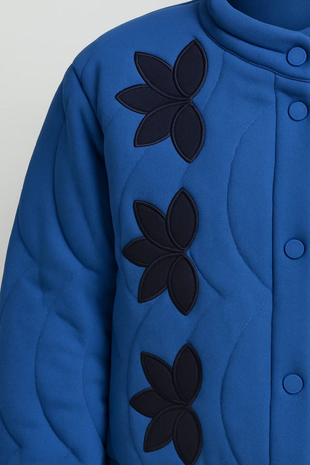 Geborduurde Jassen Collectie | Damesjack met Bloemenpatroon en Drukknoopsluiting | Lichtgewicht en Ademend