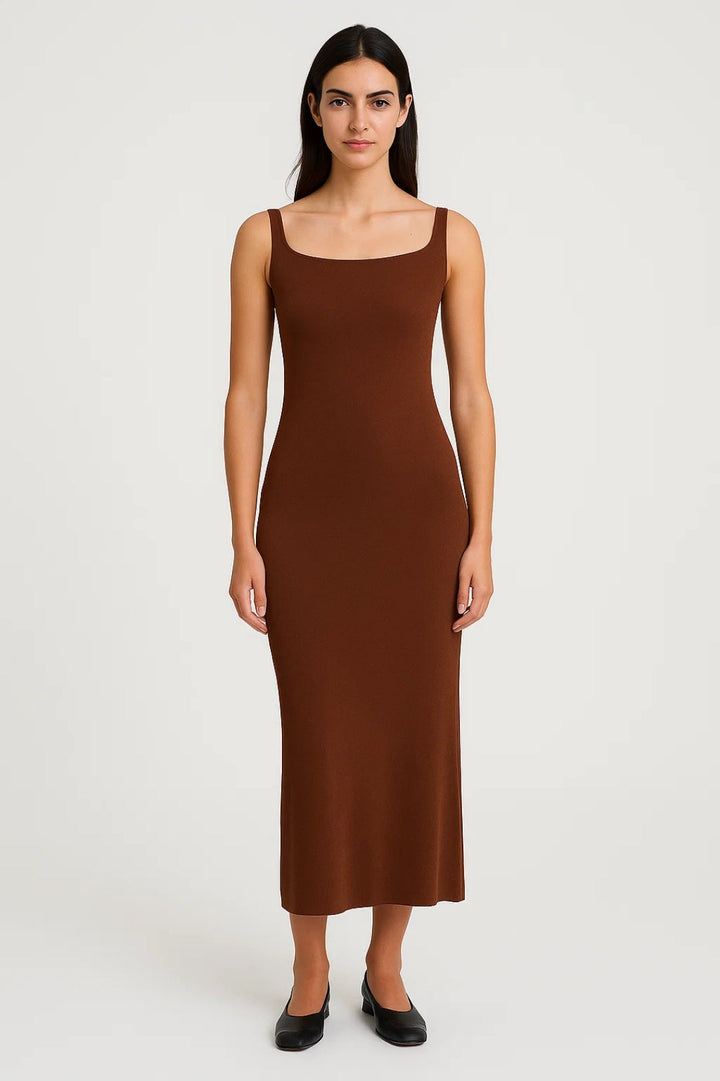 Lange bruine jurk met diepe rugdecolleté | Elegant en minimalistisch