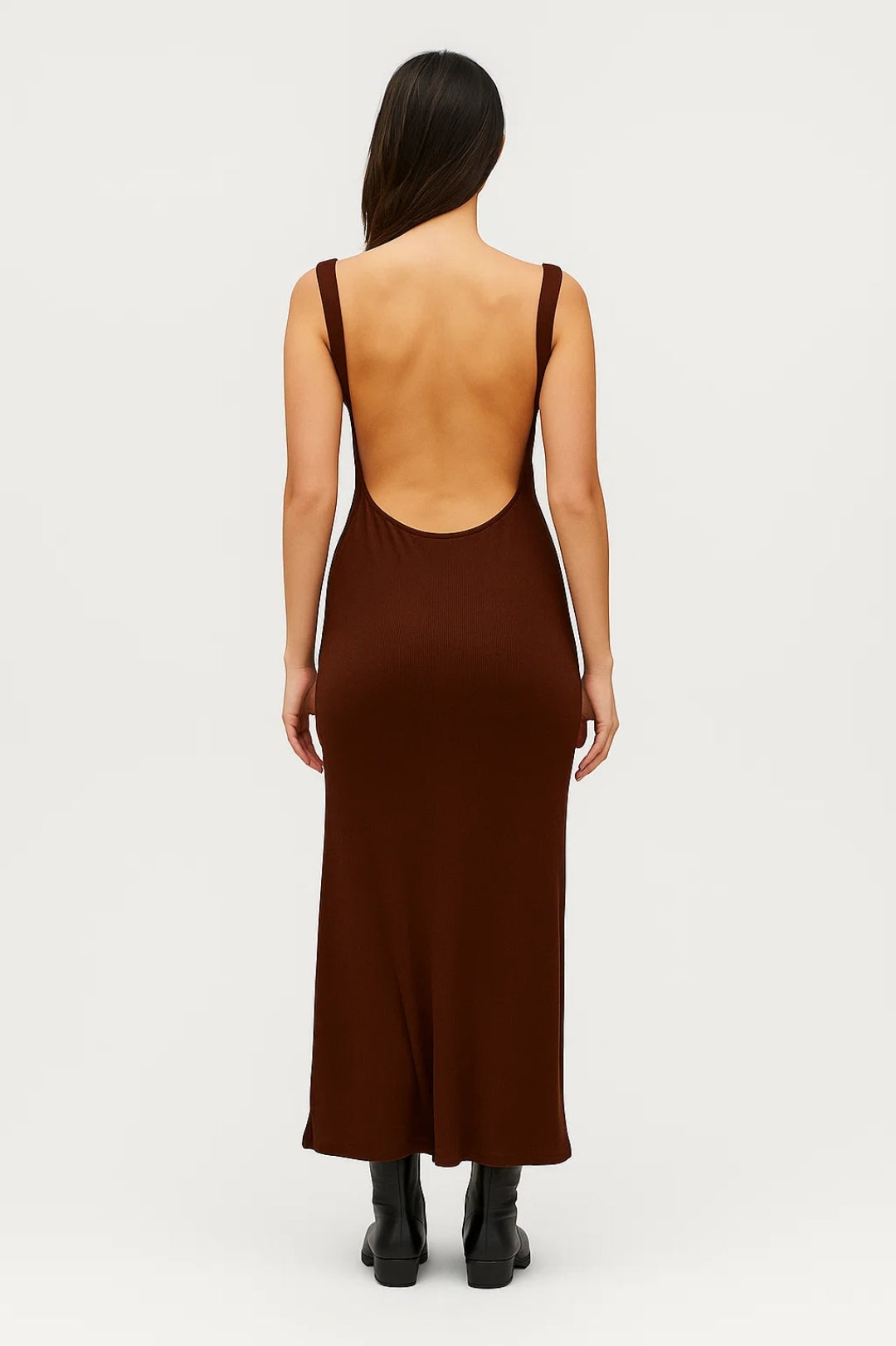 Lange bruine jurk met diepe rugdecolleté | Elegant en minimalistisch